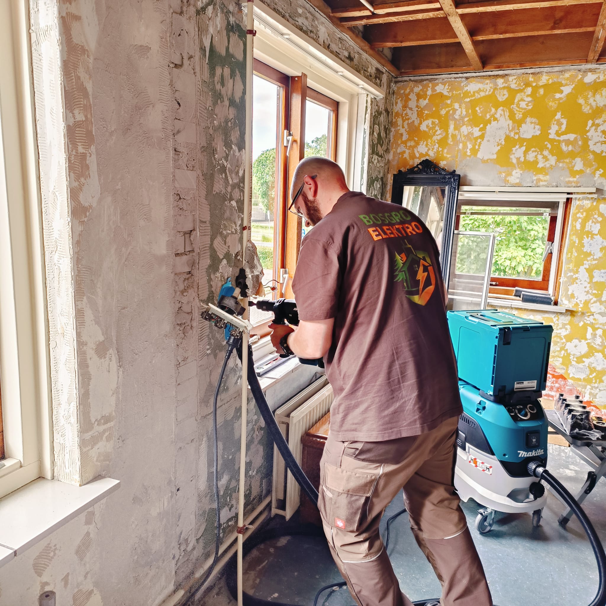 Nick van Bosgro Elektro aan het werk bij een klant